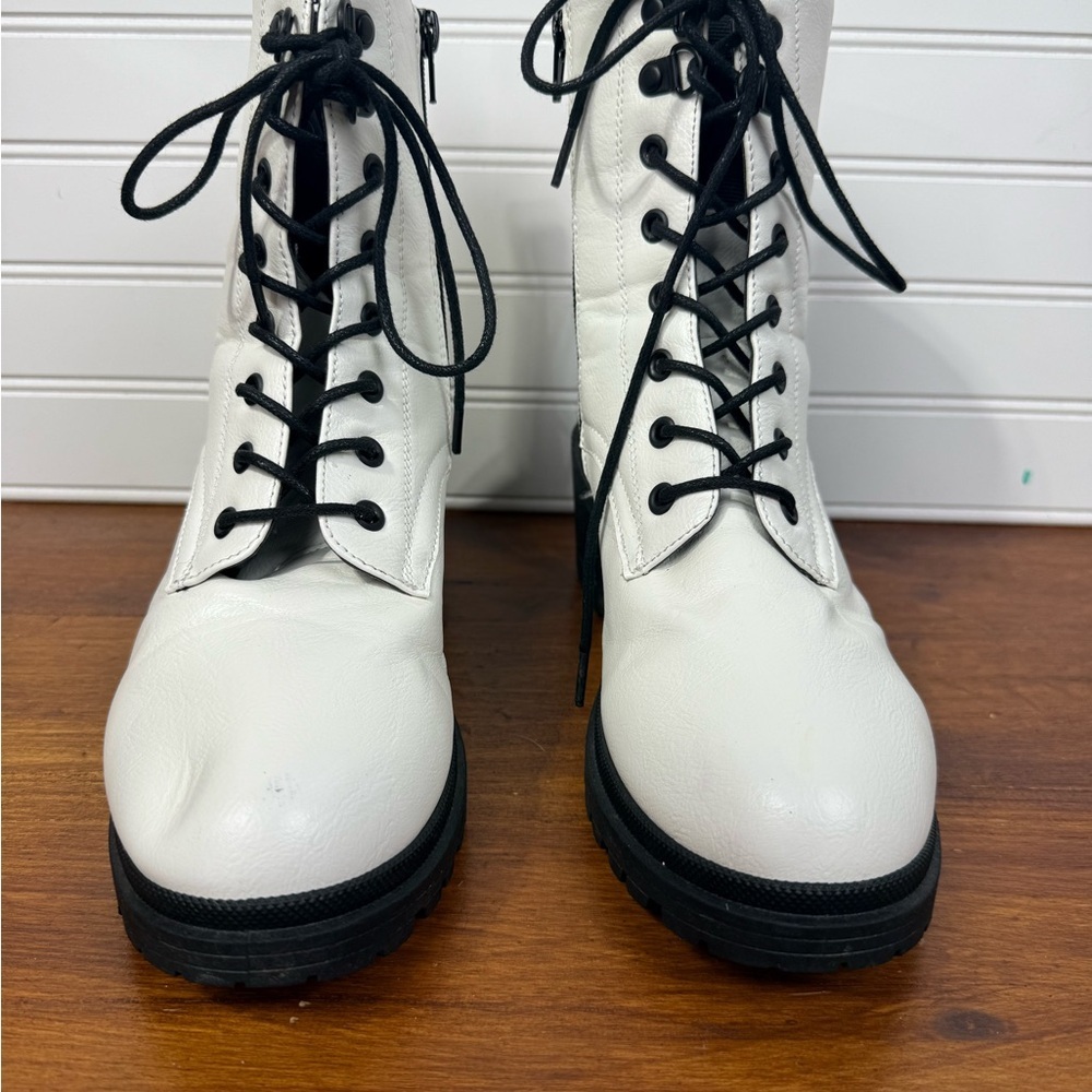 Mia women’s white & black lace up/side zipper combat/moto heeled boots. Size 8 - Picture 2 of 13